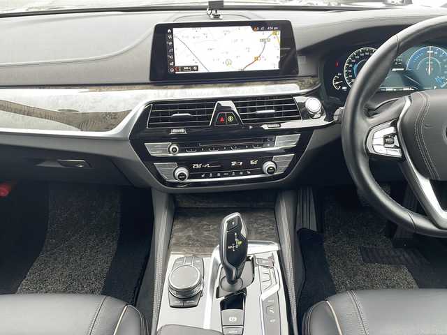 ＢＭＷ ５３０ｅ ラグジュアリー アイパフォーマンス 愛知県 2018(平30)年 3.5万km インペリアル・ブルー・ブリリアント・エフェクト /純正ナビ/CD/DVD/BT/フルセグTV//スクリーンミラーリング//バック・全方位カメラ//純正AW//純正フロアマット//前後ドラレコ（cell star）//全席シートヒーター//プリクラッシュ//レーンキープアシスト//追従機能付きクルーズコントロール//LEDヘッドライト//オートライト//オートマチックハイビーム//GPSレーダー（ASSURA）//パワーバックドア//D席ポジションメモリ//前席パワーシート//革巻きステアリング//パーキングアシスト//ステアリングスイッチ//USB入力端子//ETC2.0 //前後クリアランスソナー//W＋サイドエアバック//充電器車載//取説//保証書//記録簿//スペアキー