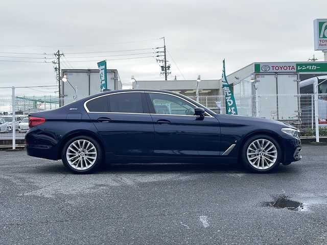 ＢＭＷ ５３０ｅ ラグジュアリー アイパフォーマンス 愛知県 2018(平30)年 3.5万km インペリアル・ブルー・ブリリアント・エフェクト /純正ナビ/CD/DVD/BT/フルセグTV//スクリーンミラーリング//バック・全方位カメラ//純正AW//純正フロアマット//前後ドラレコ（cell star）//全席シートヒーター//プリクラッシュ//レーンキープアシスト//追従機能付きクルーズコントロール//LEDヘッドライト//オートライト//オートマチックハイビーム//GPSレーダー（ASSURA）//パワーバックドア//D席ポジションメモリ//前席パワーシート//革巻きステアリング//パーキングアシスト//ステアリングスイッチ//USB入力端子//ETC2.0 //前後クリアランスソナー//W＋サイドエアバック//充電器車載//取説//保証書//記録簿//スペアキー