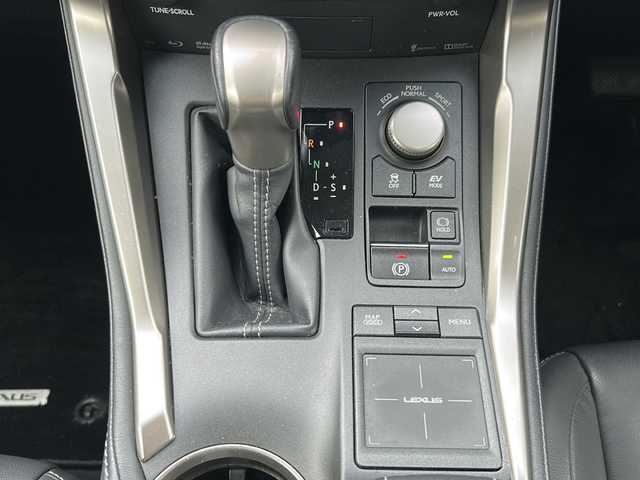 レクサス ＮＸ 300h Iパッケージ 富山県 2015(平27)年 5.5万km マーキュリーグレーマイカ 純正SDナビ/（BT・USB・フルセグ・CD・SD・AUX)/ヘッドアップディスプレイ/衝突軽減システム/レザーシート/シートヒーター/バックカメラ/サイドカメラ/純正アルミホイール/LEDヘッドライト/オートライト/レーンディパーチャーアラート/プッシュスタート/ETC/メモリー付きパワーシート/スペアキー/カードキー/保証書・取説