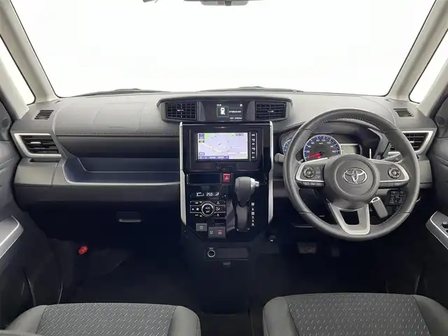 トヨタ ルーミー カスタムG 千葉県 2020(令2)年 6.6万km ブライトシルバーM 禁煙車/スマートアシスト/・先行車発進システム/・車線逸脱警報システム/・衝突軽減ブレーキ/・レーダークルーズコントロール/・コーナーセンサー/両側電動ドア/純正メモリナビ/・型番：NSZT-W68T/・CD/DVD/Bluetooth/フルセグTV/パノラミックビューモニター/・ビルトインETC/革巻きステアリング/・ステアリングスイッチ/電子パーキング/・ブレーキホールド/純正フロアマット/純正ドアバイザー/純正14インチAW/オートライト/・オートマチックハイビーム/・LEDヘッドライト/・LEDフォグランプ/電動格納ウインカーミラー/アイドリングストップ/プッシュスタート/・スマートキー/・スペアキー