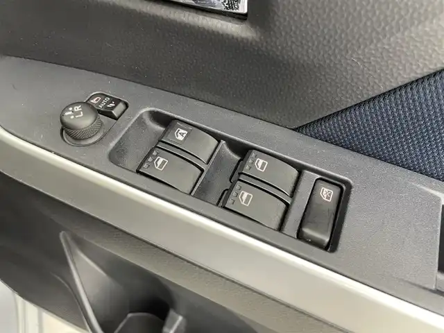 トヨタ ルーミー カスタムG 千葉県 2020(令2)年 6.6万km ブライトシルバーM 禁煙車/スマートアシスト/・先行車発進システム/・車線逸脱警報システム/・衝突軽減ブレーキ/・レーダークルーズコントロール/・コーナーセンサー/両側電動ドア/純正メモリナビ/・型番：NSZT-W68T/・CD/DVD/Bluetooth/フルセグTV/パノラミックビューモニター/・ビルトインETC/革巻きステアリング/・ステアリングスイッチ/電子パーキング/・ブレーキホールド/純正フロアマット/純正ドアバイザー/純正14インチAW/オートライト/・オートマチックハイビーム/・LEDヘッドライト/・LEDフォグランプ/電動格納ウインカーミラー/アイドリングストップ/プッシュスタート/・スマートキー/・スペアキー