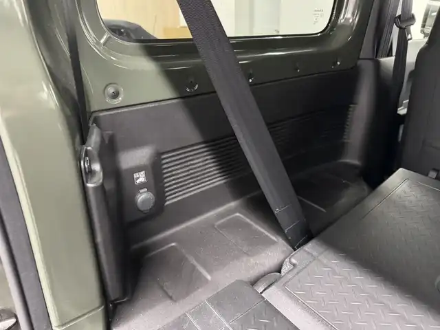 スズキ ジムニー XL 三重県 2020(令2)年 2.6万km ジャングルグリーン ガソリン・ターボ/パートタイム4WD 高低二段切替式（後輪駆動ベース）/フロア4AT/カロッツェリア『楽ナビ』（8インチ） AVIC-RL710/（CD/DVD/MSV/SD/FM/AM/TV/Bluetooth/iPod/USB/AUX）/バックカメラ/安全/・デュアルセンサーブレーキサポート/・車線逸脱警報機能/・ふらつき警報機能/・誤発進抑制機能/・標識認識機能（車両進入禁止、はみ出し通行禁止、最高速度）/・ブレーキLSDトラクションコントロール（4WD－L）/・頸部衝撃緩和フロントシート/・頭部衝撃軽減構造インテリア/装備/・シートヒーター（D/N）/・オートライト/・ハイビームアシスト/・オートエアコン/・ヒルディセントコントロール（HDC）/・プッシュスタート/・スマートキーx2/・電動格納ドアミラー/・パワーウインドウ/・パワーステアリング/・背面スペアタイヤ/・保/取/ナビ取/など