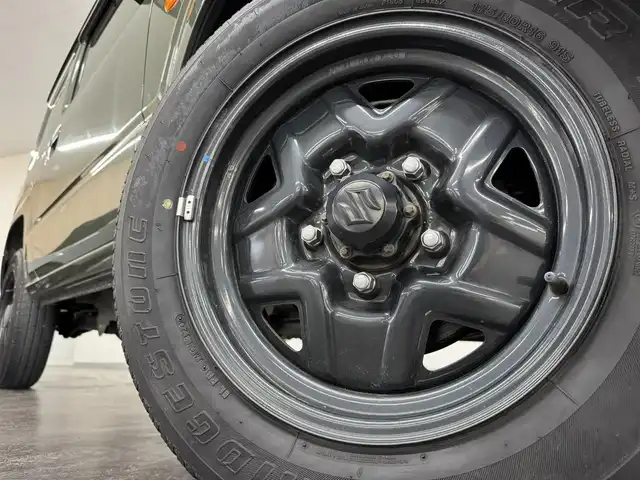 スズキ ジムニー XL 三重県 2020(令2)年 2.6万km ジャングルグリーン ガソリン・ターボ/パートタイム4WD 高低二段切替式（後輪駆動ベース）/フロア4AT/カロッツェリア『楽ナビ』（8インチ） AVIC-RL710/（CD/DVD/MSV/SD/FM/AM/TV/Bluetooth/iPod/USB/AUX）/バックカメラ/安全/・デュアルセンサーブレーキサポート/・車線逸脱警報機能/・ふらつき警報機能/・誤発進抑制機能/・標識認識機能（車両進入禁止、はみ出し通行禁止、最高速度）/・ブレーキLSDトラクションコントロール（4WD－L）/・頸部衝撃緩和フロントシート/・頭部衝撃軽減構造インテリア/装備/・シートヒーター（D/N）/・オートライト/・ハイビームアシスト/・オートエアコン/・ヒルディセントコントロール（HDC）/・プッシュスタート/・スマートキーx2/・電動格納ドアミラー/・パワーウインドウ/・パワーステアリング/・背面スペアタイヤ/・保/取/ナビ取/など