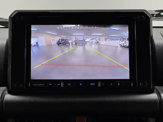 スズキ ジムニー XL 三重県 2020(令2)年 2.6万km ジャングルグリーン ガソリン・ターボ/パートタイム4WD 高低二段切替式（後輪駆動ベース）/フロア4AT/カロッツェリア『楽ナビ』（8インチ） AVIC-RL710/（CD/DVD/MSV/SD/FM/AM/TV/Bluetooth/iPod/USB/AUX）/バックカメラ/安全/・デュアルセンサーブレーキサポート/・車線逸脱警報機能/・ふらつき警報機能/・誤発進抑制機能/・標識認識機能（車両進入禁止、はみ出し通行禁止、最高速度）/・ブレーキLSDトラクションコントロール（4WD－L）/・頸部衝撃緩和フロントシート/・頭部衝撃軽減構造インテリア/装備/・シートヒーター（D/N）/・オートライト/・ハイビームアシスト/・オートエアコン/・ヒルディセントコントロール（HDC）/・プッシュスタート/・スマートキーx2/・電動格納ドアミラー/・パワーウインドウ/・パワーステアリング/・背面スペアタイヤ/・保/取/ナビ取/など