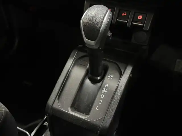 スズキ ジムニー XL 三重県 2020(令2)年 2.6万km ジャングルグリーン ガソリン・ターボ/パートタイム4WD 高低二段切替式（後輪駆動ベース）/フロア4AT/カロッツェリア『楽ナビ』（8インチ） AVIC-RL710/（CD/DVD/MSV/SD/FM/AM/TV/Bluetooth/iPod/USB/AUX）/バックカメラ/安全/・デュアルセンサーブレーキサポート/・車線逸脱警報機能/・ふらつき警報機能/・誤発進抑制機能/・標識認識機能（車両進入禁止、はみ出し通行禁止、最高速度）/・ブレーキLSDトラクションコントロール（4WD－L）/・頸部衝撃緩和フロントシート/・頭部衝撃軽減構造インテリア/装備/・シートヒーター（D/N）/・オートライト/・ハイビームアシスト/・オートエアコン/・ヒルディセントコントロール（HDC）/・プッシュスタート/・スマートキーx2/・電動格納ドアミラー/・パワーウインドウ/・パワーステアリング/・背面スペアタイヤ/・保/取/ナビ取/など