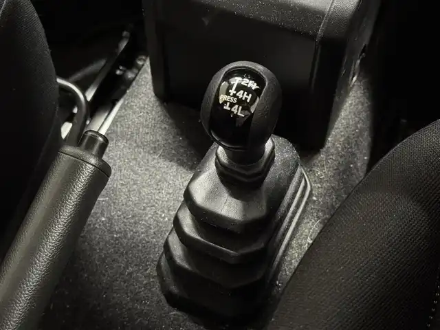 スズキ ジムニー XL 三重県 2020(令2)年 2.6万km ジャングルグリーン ガソリン・ターボ/パートタイム4WD 高低二段切替式（後輪駆動ベース）/フロア4AT/カロッツェリア『楽ナビ』（8インチ） AVIC-RL710/（CD/DVD/MSV/SD/FM/AM/TV/Bluetooth/iPod/USB/AUX）/バックカメラ/安全/・デュアルセンサーブレーキサポート/・車線逸脱警報機能/・ふらつき警報機能/・誤発進抑制機能/・標識認識機能（車両進入禁止、はみ出し通行禁止、最高速度）/・ブレーキLSDトラクションコントロール（4WD－L）/・頸部衝撃緩和フロントシート/・頭部衝撃軽減構造インテリア/装備/・シートヒーター（D/N）/・オートライト/・ハイビームアシスト/・オートエアコン/・ヒルディセントコントロール（HDC）/・プッシュスタート/・スマートキーx2/・電動格納ドアミラー/・パワーウインドウ/・パワーステアリング/・背面スペアタイヤ/・保/取/ナビ取/など