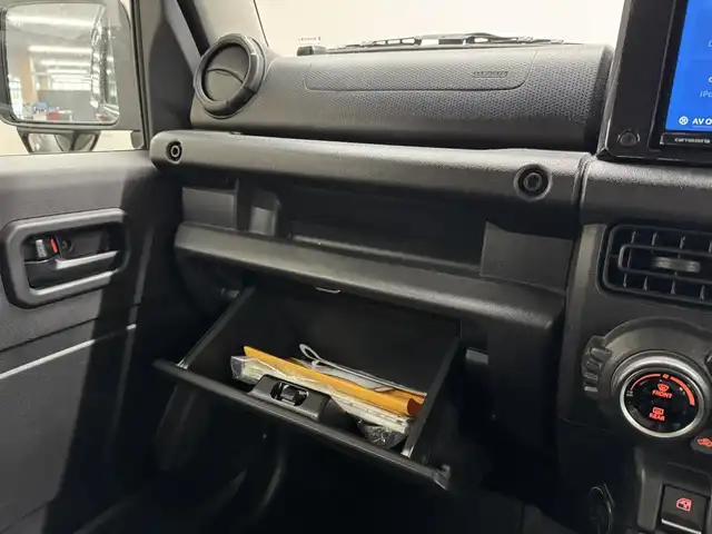 スズキ ジムニー XL 三重県 2020(令2)年 2.6万km ジャングルグリーン ガソリン・ターボ/パートタイム4WD 高低二段切替式（後輪駆動ベース）/フロア4AT/カロッツェリア『楽ナビ』（8インチ） AVIC-RL710/（CD/DVD/MSV/SD/FM/AM/TV/Bluetooth/iPod/USB/AUX）/バックカメラ/安全/・デュアルセンサーブレーキサポート/・車線逸脱警報機能/・ふらつき警報機能/・誤発進抑制機能/・標識認識機能（車両進入禁止、はみ出し通行禁止、最高速度）/・ブレーキLSDトラクションコントロール（4WD－L）/・頸部衝撃緩和フロントシート/・頭部衝撃軽減構造インテリア/装備/・シートヒーター（D/N）/・オートライト/・ハイビームアシスト/・オートエアコン/・ヒルディセントコントロール（HDC）/・プッシュスタート/・スマートキーx2/・電動格納ドアミラー/・パワーウインドウ/・パワーステアリング/・背面スペアタイヤ/・保/取/ナビ取/など