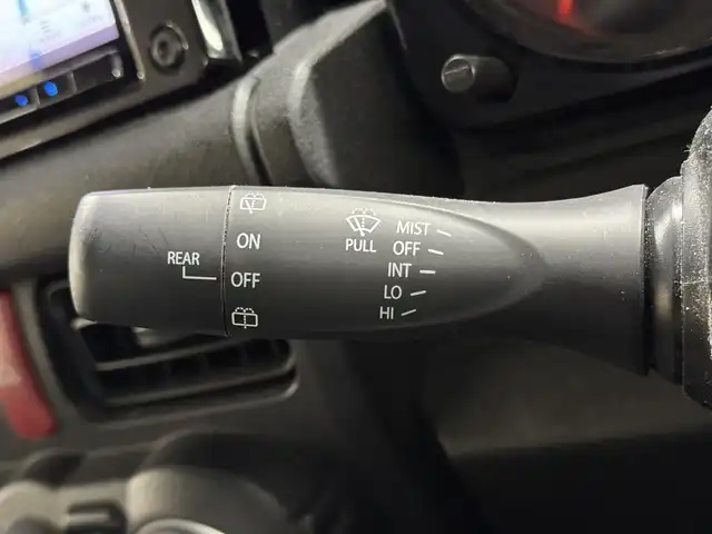 スズキ ジムニー XL 三重県 2020(令2)年 2.6万km ジャングルグリーン ガソリン・ターボ/パートタイム4WD 高低二段切替式（後輪駆動ベース）/フロア4AT/カロッツェリア『楽ナビ』（8インチ） AVIC-RL710/（CD/DVD/MSV/SD/FM/AM/TV/Bluetooth/iPod/USB/AUX）/バックカメラ/安全/・デュアルセンサーブレーキサポート/・車線逸脱警報機能/・ふらつき警報機能/・誤発進抑制機能/・標識認識機能（車両進入禁止、はみ出し通行禁止、最高速度）/・ブレーキLSDトラクションコントロール（4WD－L）/・頸部衝撃緩和フロントシート/・頭部衝撃軽減構造インテリア/装備/・シートヒーター（D/N）/・オートライト/・ハイビームアシスト/・オートエアコン/・ヒルディセントコントロール（HDC）/・プッシュスタート/・スマートキーx2/・電動格納ドアミラー/・パワーウインドウ/・パワーステアリング/・背面スペアタイヤ/・保/取/ナビ取/など