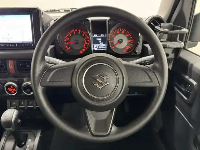 スズキ ジムニー XL 三重県 2020(令2)年 2.6万km ジャングルグリーン ガソリン・ターボ/パートタイム4WD 高低二段切替式（後輪駆動ベース）/フロア4AT/カロッツェリア『楽ナビ』（8インチ） AVIC-RL710/（CD/DVD/MSV/SD/FM/AM/TV/Bluetooth/iPod/USB/AUX）/バックカメラ/安全/・デュアルセンサーブレーキサポート/・車線逸脱警報機能/・ふらつき警報機能/・誤発進抑制機能/・標識認識機能（車両進入禁止、はみ出し通行禁止、最高速度）/・ブレーキLSDトラクションコントロール（4WD－L）/・頸部衝撃緩和フロントシート/・頭部衝撃軽減構造インテリア/装備/・シートヒーター（D/N）/・オートライト/・ハイビームアシスト/・オートエアコン/・ヒルディセントコントロール（HDC）/・プッシュスタート/・スマートキーx2/・電動格納ドアミラー/・パワーウインドウ/・パワーステアリング/・背面スペアタイヤ/・保/取/ナビ取/など