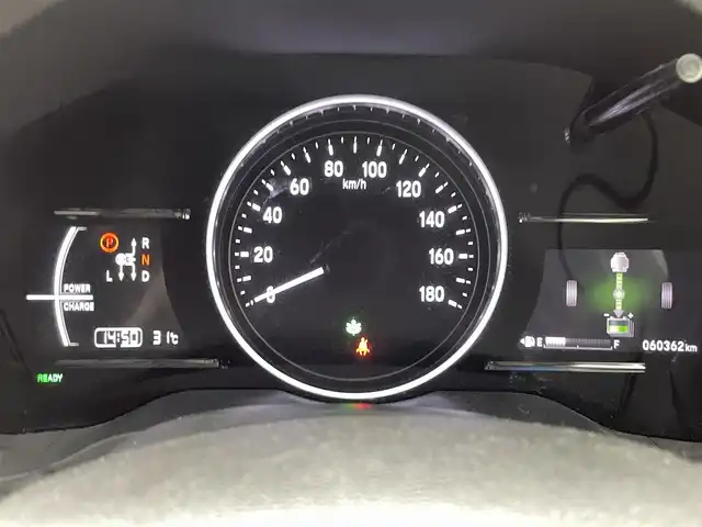 ホンダ ヴェゼル ハイブリッド Z ホンダセンシング 熊本県 2018(平30)年 6.1万km プラチナホワイトパール ワンオーナー　/禁煙車　/純正ナビ（ＣＤ・ＤＶＤ・フルセグ・ＢＴ・ＳＤ・ＵＳＢ・HDMI）/バックカメラ　/ビルトインＥＴＣ　/社外前方ドライブレコーダー　/レーダークルーズコントロール/前後クリアランスソナー　/前席シートヒーター/ハーフレザーシート/純正フロアマット/純正１７インチAW/オートライト/LEDヘッドライト/フォグライト/スマートキー/プッシュスタート/スペアキー1本/保証書/取扱説明書