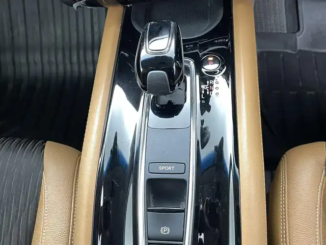 ホンダ ヴェゼル ハイブリッド Z ホンダセンシング 熊本県 2018(平30)年 6.1万km プラチナホワイトパール ワンオーナー　/禁煙車　/純正ナビ（ＣＤ・ＤＶＤ・フルセグ・ＢＴ・ＳＤ・ＵＳＢ・HDMI）/バックカメラ　/ビルトインＥＴＣ　/社外前方ドライブレコーダー　/レーダークルーズコントロール/前後クリアランスソナー　/前席シートヒーター/ハーフレザーシート/純正フロアマット/純正１７インチAW/オートライト/LEDヘッドライト/フォグライト/スマートキー/プッシュスタート/スペアキー1本/保証書/取扱説明書