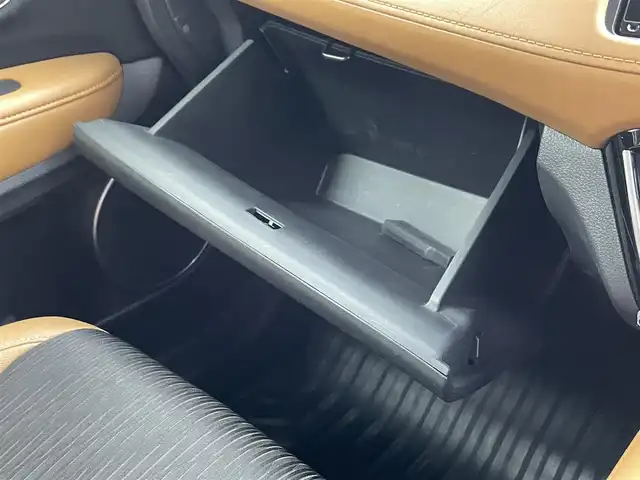 ホンダ ヴェゼル ハイブリッド Z ホンダセンシング 熊本県 2018(平30)年 6.1万km プラチナホワイトパール ワンオーナー　/禁煙車　/純正ナビ（ＣＤ・ＤＶＤ・フルセグ・ＢＴ・ＳＤ・ＵＳＢ・HDMI）/バックカメラ　/ビルトインＥＴＣ　/社外前方ドライブレコーダー　/レーダークルーズコントロール/前後クリアランスソナー　/前席シートヒーター/ハーフレザーシート/純正フロアマット/純正１７インチAW/オートライト/LEDヘッドライト/フォグライト/スマートキー/プッシュスタート/スペアキー1本/保証書/取扱説明書