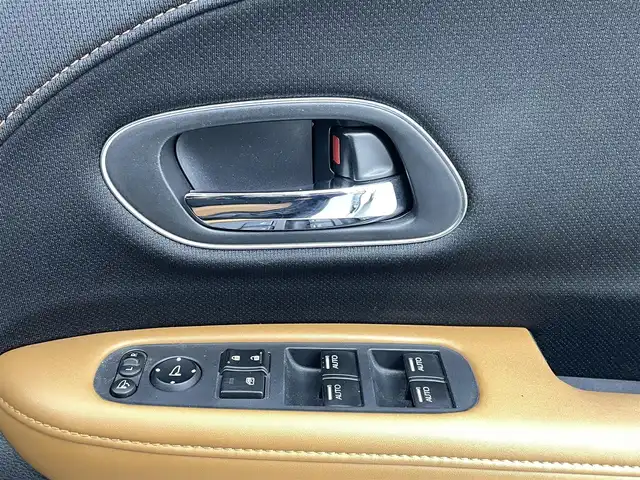 ホンダ ヴェゼル ハイブリッド Z ホンダセンシング 熊本県 2018(平30)年 6.1万km プラチナホワイトパール ワンオーナー　/禁煙車　/純正ナビ（ＣＤ・ＤＶＤ・フルセグ・ＢＴ・ＳＤ・ＵＳＢ・HDMI）/バックカメラ　/ビルトインＥＴＣ　/社外前方ドライブレコーダー　/レーダークルーズコントロール/前後クリアランスソナー　/前席シートヒーター/ハーフレザーシート/純正フロアマット/純正１７インチAW/オートライト/LEDヘッドライト/フォグライト/スマートキー/プッシュスタート/スペアキー1本/保証書/取扱説明書