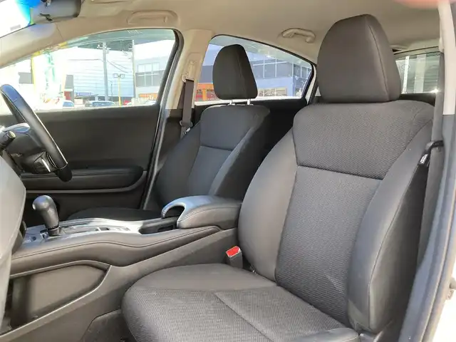 ホンダ ヴェゼル X 長崎県 2015(平27)年 15.3万km ホワイトオーキッドパール 衝突被害軽減ブレーキ/メーカーOPナビ/・Bluetooth接続/・フルセグTV/・DVD再生/バックカメラ/ビルトインETC/クルーズコントロール/革巻きステアリング/ステアリングスイッチ/電子パーキング/オートホールド機能/ECON/ISOFIX/LEDオートヘッドライト/USB接続/HDIM接続