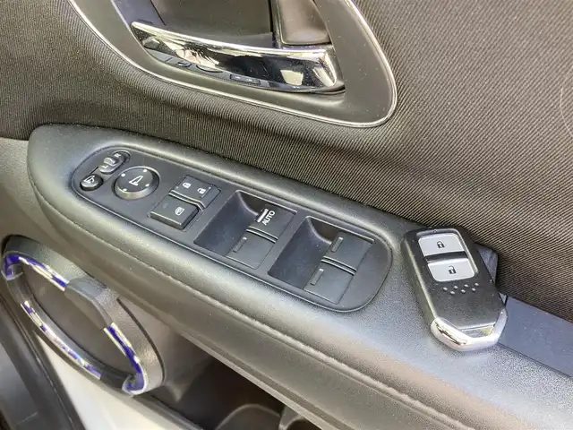 ホンダ ヴェゼル X 長崎県 2015(平27)年 15.3万km ホワイトオーキッドパール 衝突被害軽減ブレーキ/メーカーOPナビ/・Bluetooth接続/・フルセグTV/・DVD再生/バックカメラ/ビルトインETC/クルーズコントロール/革巻きステアリング/ステアリングスイッチ/電子パーキング/オートホールド機能/ECON/ISOFIX/LEDオートヘッドライト/USB接続/HDIM接続