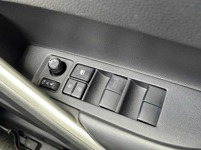 トヨタ カローラ クロス ハイブリッド Z 長野県 2022(令4)年 2.6万km アティチュードブラックマイカ セーフティーセンス/・プリクラッシュセーフティ/・レーントレーシングアシスト/・レーダークルーズコントロール/・オートマチックハイビーム/・ロードサインアシスト/・パーキングサポートブレーキ/ディスプレイオーディオ/（BT/Miracast/フルセグTV)/バックカメラ/ビルトインＥＴＣ/パワーシート（D席）/シートヒーター（D・N席）/ドライブレコーダー/革巻きステアリング/ステアリングスイッチ/電動パーキングブレーキ/ブレーキホールド/ハンズフリーパワーバックドア/LEDヘッドライト/フォグランプ/オートライト/スマートキー/Pスタート/電動格納ミラー/純正18インチAW/純正フロアマット/ルーフレール