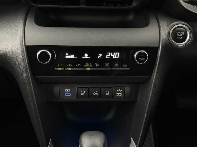 トヨタ ヤリスクロス Z 新潟県 2023(令5)年 2.8万km プラチナホワイトパールマイカ 4WD/純正ディスプレイオーディオ/　　AM/FM/BT/USB/MiraCast/バックカメラ/レーダークルーズコントロール/LEDオートライト/オートマチックハイビーム/ハーフレザーシート/シートヒーター/純正アルミホイール/ステアリングスイッチ/ステアリングヒーター/ンUSBポート/TypeCポート/スマートキー/ETC