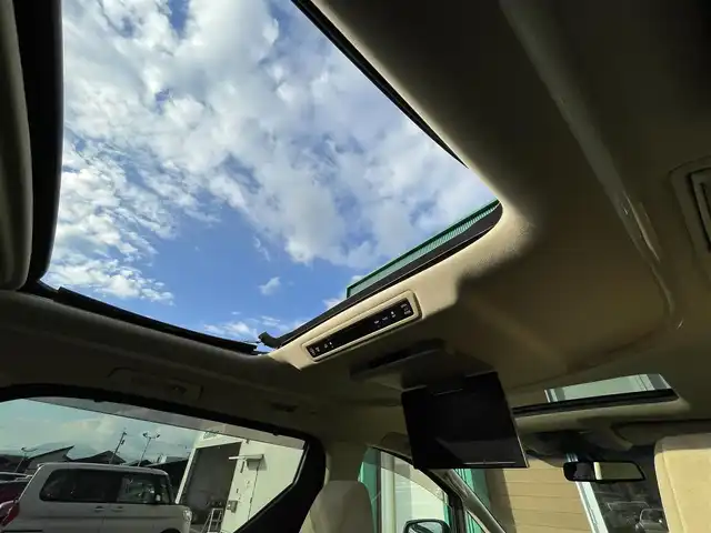 トヨタ ヴェルファイア V 宮崎県 2015(平27)年 6万km ブラック 〇ツインムーンルーフ/〇純正10インチナビ/〇フルセグTV/〇バックカメラ/〇両側電動パワースライドドア/〇ビルトインETC/〇純正フリップダウンモニター/〇クルーズコントロール/〇コーナーセンサー/〇LEDヘッドランプ/〇LEDフロントフォグランプ/〇合皮/ファブリックコンビシート/〇木目調/革巻きステアリングホイール/〇サンシェード/〇純正17インチアルミホイール/〇スマートエントリー/〇プッシュスタートシステム/〇禁煙車