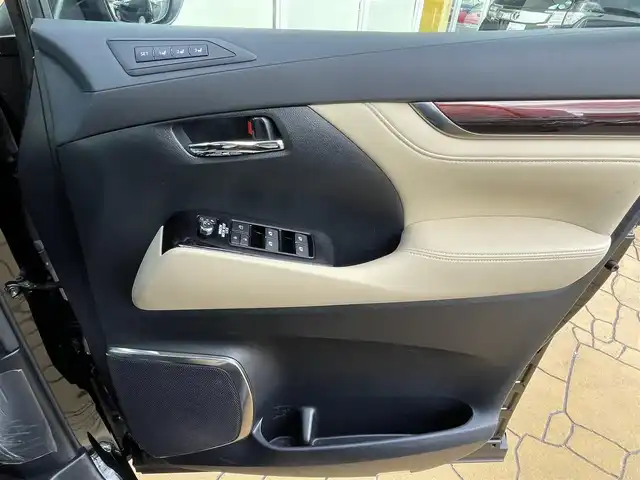 トヨタ ヴェルファイア V 宮崎県 2015(平27)年 6万km ブラック 〇ツインムーンルーフ/〇純正10インチナビ/〇フルセグTV/〇バックカメラ/〇両側電動パワースライドドア/〇ビルトインETC/〇純正フリップダウンモニター/〇クルーズコントロール/〇コーナーセンサー/〇LEDヘッドランプ/〇LEDフロントフォグランプ/〇合皮/ファブリックコンビシート/〇木目調/革巻きステアリングホイール/〇サンシェード/〇純正17インチアルミホイール/〇スマートエントリー/〇プッシュスタートシステム/〇禁煙車