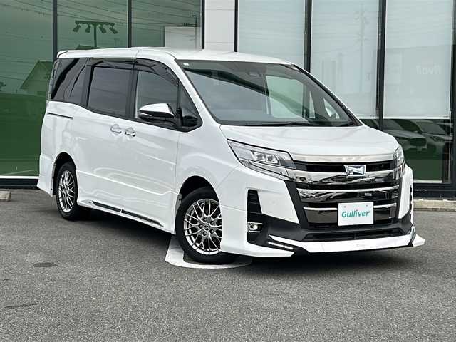 トヨタ ノア ハイブリッド 岐阜県 2021(令3)年 2.8万km ホワイトパールクリスタルシャイン 登録時走行距離27719km/ＴＲＤエアロ/純正９インチナビ/フルセグＴＶ/バックカメラ/両側パワースライドドア/ハーフレザーシート/後席サンシェード/シートヒーター/純正アルミホイール/クルーズコントロール/レーンキープアシスト/純正フロアマット/プッシュスタート/スマートキー/スペアキー/禁煙車/LEDヘッドライト/フォグランプ/オートライト/オートマチックハイビーム/衝突被害軽減システム/Bluetooth接続/CDチェンジャー/アイドリングストップ