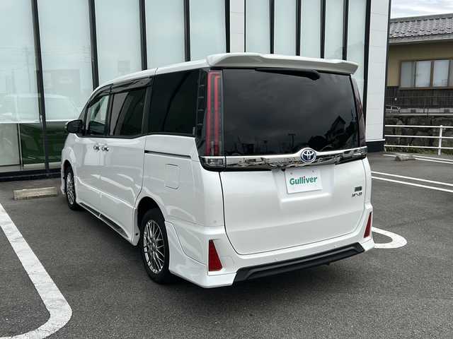 トヨタ ノア ハイブリッド 岐阜県 2021(令3)年 2.8万km ホワイトパールクリスタルシャイン 登録時走行距離27719km/ＴＲＤエアロ/純正９インチナビ/フルセグＴＶ/バックカメラ/両側パワースライドドア/ハーフレザーシート/後席サンシェード/シートヒーター/純正アルミホイール/クルーズコントロール/レーンキープアシスト/純正フロアマット/プッシュスタート/スマートキー/スペアキー/禁煙車/LEDヘッドライト/フォグランプ/オートライト/オートマチックハイビーム/衝突被害軽減システム/Bluetooth接続/CDチェンジャー/アイドリングストップ