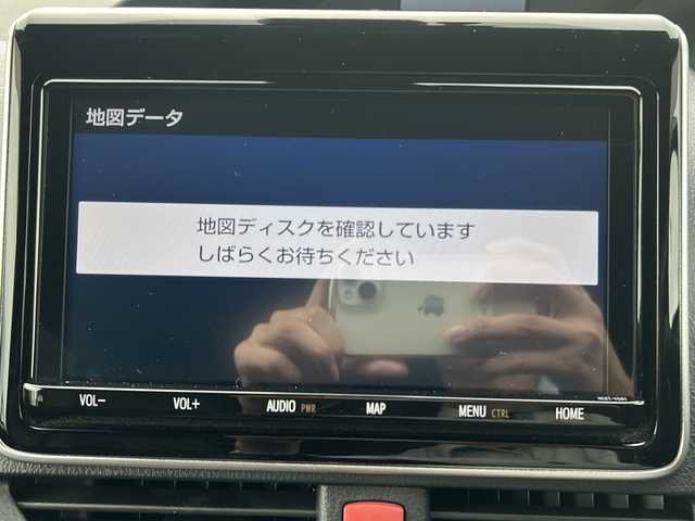 トヨタ ノア ハイブリッド 岐阜県 2021(令3)年 2.8万km ホワイトパールクリスタルシャイン 登録時走行距離27719km/ＴＲＤエアロ/純正９インチナビ/フルセグＴＶ/バックカメラ/両側パワースライドドア/ハーフレザーシート/後席サンシェード/シートヒーター/純正アルミホイール/クルーズコントロール/レーンキープアシスト/純正フロアマット/プッシュスタート/スマートキー/スペアキー/禁煙車/LEDヘッドライト/フォグランプ/オートライト/オートマチックハイビーム/衝突被害軽減システム/Bluetooth接続/CDチェンジャー/アイドリングストップ