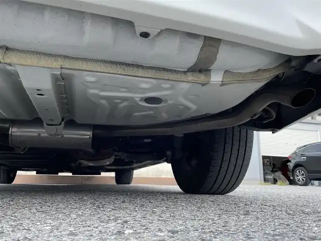 トヨタ ヴォクシー ZS 煌Ⅱ 滋賀県 2019(平31)年 2.1万km ホワイトパールクリスタルシャイン 両側パワースライドドア/フリップダウンモニター/社外7インチナビ【AVIC-RQ902】/(AM/FM/CD/DVD/フルセグ/Bluetooth/USB)/前ドライブレコーダー/ETC/GPSレーダー探知機/バックカメラ/トヨタセーフティセンス/・踏み間違い防止アシスト/・ブレーキアシスト/・プリクラッシュブレーキアシスト/・ヒルスタート（坂道発進）アシスト/・前方衝突防止支援システム/・VDC（ビークルダイナミクスコントロール）/・レーンキープアシスト/・ASCD（オートスピードコントロール装置）/・ABS（アンチロックブレーキシステム）/電動格納ミラー/アイドリングストップ/本革巻きステアリング/ステアリングスイッチ/オートライト/オートハイビーム/LEDヘッドライト/フロントフォグ/フルオートエアコン/USB端子/プッシュスタート/スマートキー/純正フロアマット/純正ドアバイザー