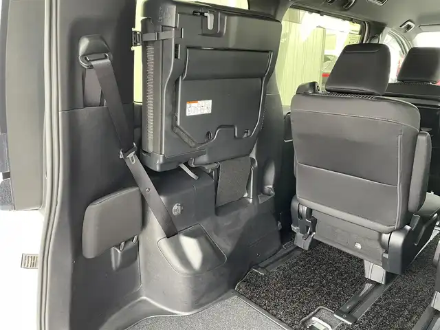 トヨタ ヴォクシー ZS 煌Ⅱ 滋賀県 2019(平31)年 2.1万km ホワイトパールクリスタルシャイン 両側パワースライドドア/フリップダウンモニター/社外7インチナビ【AVIC-RQ902】/(AM/FM/CD/DVD/フルセグ/Bluetooth/USB)/前ドライブレコーダー/ETC/GPSレーダー探知機/バックカメラ/トヨタセーフティセンス/・踏み間違い防止アシスト/・ブレーキアシスト/・プリクラッシュブレーキアシスト/・ヒルスタート（坂道発進）アシスト/・前方衝突防止支援システム/・VDC（ビークルダイナミクスコントロール）/・レーンキープアシスト/・ASCD（オートスピードコントロール装置）/・ABS（アンチロックブレーキシステム）/電動格納ミラー/アイドリングストップ/本革巻きステアリング/ステアリングスイッチ/オートライト/オートハイビーム/LEDヘッドライト/フロントフォグ/フルオートエアコン/USB端子/プッシュスタート/スマートキー/純正フロアマット/純正ドアバイザー
