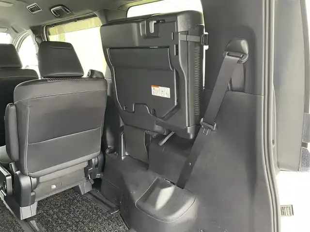 トヨタ ヴォクシー ZS 煌Ⅱ 滋賀県 2019(平31)年 2.1万km ホワイトパールクリスタルシャイン 両側パワースライドドア/フリップダウンモニター/社外7インチナビ【AVIC-RQ902】/(AM/FM/CD/DVD/フルセグ/Bluetooth/USB)/前ドライブレコーダー/ETC/GPSレーダー探知機/バックカメラ/トヨタセーフティセンス/・踏み間違い防止アシスト/・ブレーキアシスト/・プリクラッシュブレーキアシスト/・ヒルスタート（坂道発進）アシスト/・前方衝突防止支援システム/・VDC（ビークルダイナミクスコントロール）/・レーンキープアシスト/・ASCD（オートスピードコントロール装置）/・ABS（アンチロックブレーキシステム）/電動格納ミラー/アイドリングストップ/本革巻きステアリング/ステアリングスイッチ/オートライト/オートハイビーム/LEDヘッドライト/フロントフォグ/フルオートエアコン/USB端子/プッシュスタート/スマートキー/純正フロアマット/純正ドアバイザー