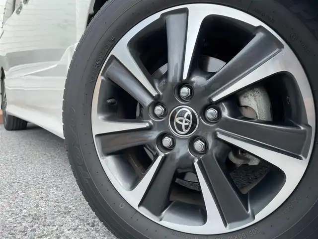 トヨタ ヴォクシー ZS 煌Ⅱ 滋賀県 2019(平31)年 2.1万km ホワイトパールクリスタルシャイン 両側パワースライドドア/フリップダウンモニター/社外7インチナビ【AVIC-RQ902】/(AM/FM/CD/DVD/フルセグ/Bluetooth/USB)/前ドライブレコーダー/ETC/GPSレーダー探知機/バックカメラ/トヨタセーフティセンス/・踏み間違い防止アシスト/・ブレーキアシスト/・プリクラッシュブレーキアシスト/・ヒルスタート（坂道発進）アシスト/・前方衝突防止支援システム/・VDC（ビークルダイナミクスコントロール）/・レーンキープアシスト/・ASCD（オートスピードコントロール装置）/・ABS（アンチロックブレーキシステム）/電動格納ミラー/アイドリングストップ/本革巻きステアリング/ステアリングスイッチ/オートライト/オートハイビーム/LEDヘッドライト/フロントフォグ/フルオートエアコン/USB端子/プッシュスタート/スマートキー/純正フロアマット/純正ドアバイザー