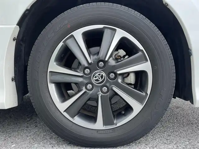 トヨタ ヴォクシー ZS 煌Ⅱ 滋賀県 2019(平31)年 2.1万km ホワイトパールクリスタルシャイン 両側パワースライドドア/フリップダウンモニター/社外7インチナビ【AVIC-RQ902】/(AM/FM/CD/DVD/フルセグ/Bluetooth/USB)/前ドライブレコーダー/ETC/GPSレーダー探知機/バックカメラ/トヨタセーフティセンス/・踏み間違い防止アシスト/・ブレーキアシスト/・プリクラッシュブレーキアシスト/・ヒルスタート（坂道発進）アシスト/・前方衝突防止支援システム/・VDC（ビークルダイナミクスコントロール）/・レーンキープアシスト/・ASCD（オートスピードコントロール装置）/・ABS（アンチロックブレーキシステム）/電動格納ミラー/アイドリングストップ/本革巻きステアリング/ステアリングスイッチ/オートライト/オートハイビーム/LEDヘッドライト/フロントフォグ/フルオートエアコン/USB端子/プッシュスタート/スマートキー/純正フロアマット/純正ドアバイザー