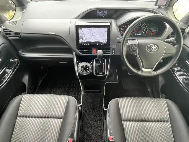 トヨタ ヴォクシー ZS 煌Ⅱ 滋賀県 2019(平31)年 2.1万km ホワイトパールクリスタルシャイン 両側パワースライドドア/フリップダウンモニター/社外7インチナビ【AVIC-RQ902】/(AM/FM/CD/DVD/フルセグ/Bluetooth/USB)/前ドライブレコーダー/ETC/GPSレーダー探知機/バックカメラ/トヨタセーフティセンス/・踏み間違い防止アシスト/・ブレーキアシスト/・プリクラッシュブレーキアシスト/・ヒルスタート（坂道発進）アシスト/・前方衝突防止支援システム/・VDC（ビークルダイナミクスコントロール）/・レーンキープアシスト/・ASCD（オートスピードコントロール装置）/・ABS（アンチロックブレーキシステム）/電動格納ミラー/アイドリングストップ/本革巻きステアリング/ステアリングスイッチ/オートライト/オートハイビーム/LEDヘッドライト/フロントフォグ/フルオートエアコン/USB端子/プッシュスタート/スマートキー/純正フロアマット/純正ドアバイザー