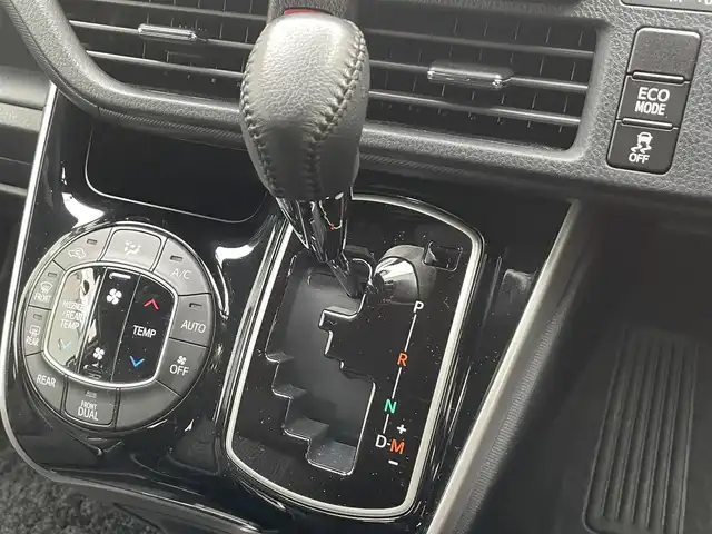 トヨタ ヴォクシー ZS 煌Ⅱ 滋賀県 2019(平31)年 2.1万km ホワイトパールクリスタルシャイン 両側パワースライドドア/フリップダウンモニター/社外7インチナビ【AVIC-RQ902】/(AM/FM/CD/DVD/フルセグ/Bluetooth/USB)/前ドライブレコーダー/ETC/GPSレーダー探知機/バックカメラ/トヨタセーフティセンス/・踏み間違い防止アシスト/・ブレーキアシスト/・プリクラッシュブレーキアシスト/・ヒルスタート（坂道発進）アシスト/・前方衝突防止支援システム/・VDC（ビークルダイナミクスコントロール）/・レーンキープアシスト/・ASCD（オートスピードコントロール装置）/・ABS（アンチロックブレーキシステム）/電動格納ミラー/アイドリングストップ/本革巻きステアリング/ステアリングスイッチ/オートライト/オートハイビーム/LEDヘッドライト/フロントフォグ/フルオートエアコン/USB端子/プッシュスタート/スマートキー/純正フロアマット/純正ドアバイザー