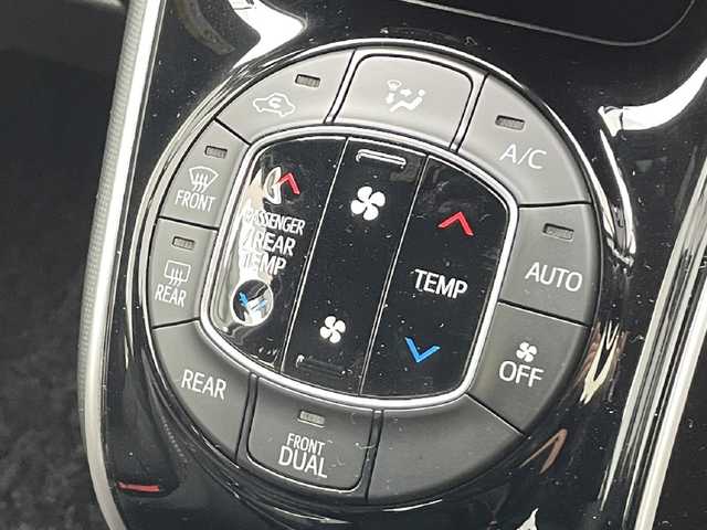 トヨタ ヴォクシー ZS 煌Ⅱ 滋賀県 2019(平31)年 2.1万km ホワイトパールクリスタルシャイン 両側パワースライドドア/フリップダウンモニター/社外7インチナビ【AVIC-RQ902】/(AM/FM/CD/DVD/フルセグ/Bluetooth/USB)/前ドライブレコーダー/ETC/GPSレーダー探知機/バックカメラ/トヨタセーフティセンス/・踏み間違い防止アシスト/・ブレーキアシスト/・プリクラッシュブレーキアシスト/・ヒルスタート（坂道発進）アシスト/・前方衝突防止支援システム/・VDC（ビークルダイナミクスコントロール）/・レーンキープアシスト/・ASCD（オートスピードコントロール装置）/・ABS（アンチロックブレーキシステム）/電動格納ミラー/アイドリングストップ/本革巻きステアリング/ステアリングスイッチ/オートライト/オートハイビーム/LEDヘッドライト/フロントフォグ/フルオートエアコン/USB端子/プッシュスタート/スマートキー/純正フロアマット/純正ドアバイザー