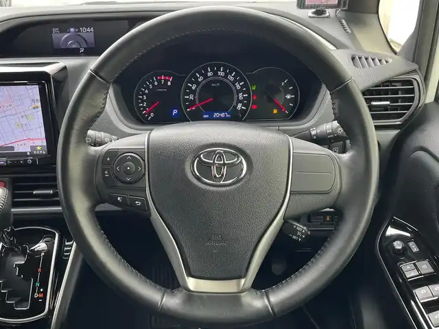 トヨタ ヴォクシー ZS 煌Ⅱ 滋賀県 2019(平31)年 2.1万km ホワイトパールクリスタルシャイン 両側パワースライドドア/フリップダウンモニター/社外7インチナビ【AVIC-RQ902】/(AM/FM/CD/DVD/フルセグ/Bluetooth/USB)/前ドライブレコーダー/ETC/GPSレーダー探知機/バックカメラ/トヨタセーフティセンス/・踏み間違い防止アシスト/・ブレーキアシスト/・プリクラッシュブレーキアシスト/・ヒルスタート（坂道発進）アシスト/・前方衝突防止支援システム/・VDC（ビークルダイナミクスコントロール）/・レーンキープアシスト/・ASCD（オートスピードコントロール装置）/・ABS（アンチロックブレーキシステム）/電動格納ミラー/アイドリングストップ/本革巻きステアリング/ステアリングスイッチ/オートライト/オートハイビーム/LEDヘッドライト/フロントフォグ/フルオートエアコン/USB端子/プッシュスタート/スマートキー/純正フロアマット/純正ドアバイザー