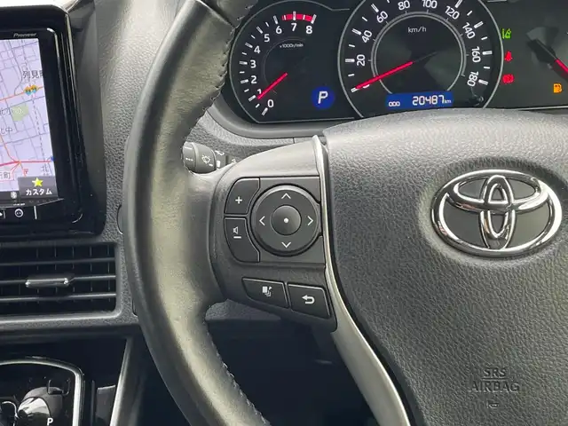 トヨタ ヴォクシー ZS 煌Ⅱ 滋賀県 2019(平31)年 2.1万km ホワイトパールクリスタルシャイン 両側パワースライドドア/フリップダウンモニター/社外7インチナビ【AVIC-RQ902】/(AM/FM/CD/DVD/フルセグ/Bluetooth/USB)/前ドライブレコーダー/ETC/GPSレーダー探知機/バックカメラ/トヨタセーフティセンス/・踏み間違い防止アシスト/・ブレーキアシスト/・プリクラッシュブレーキアシスト/・ヒルスタート（坂道発進）アシスト/・前方衝突防止支援システム/・VDC（ビークルダイナミクスコントロール）/・レーンキープアシスト/・ASCD（オートスピードコントロール装置）/・ABS（アンチロックブレーキシステム）/電動格納ミラー/アイドリングストップ/本革巻きステアリング/ステアリングスイッチ/オートライト/オートハイビーム/LEDヘッドライト/フロントフォグ/フルオートエアコン/USB端子/プッシュスタート/スマートキー/純正フロアマット/純正ドアバイザー