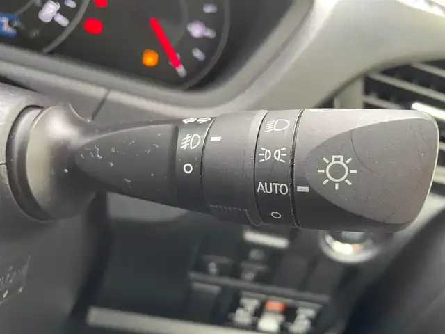 トヨタ ヴォクシー ZS 煌Ⅱ 滋賀県 2019(平31)年 2.1万km ホワイトパールクリスタルシャイン 両側パワースライドドア/フリップダウンモニター/社外7インチナビ【AVIC-RQ902】/(AM/FM/CD/DVD/フルセグ/Bluetooth/USB)/前ドライブレコーダー/ETC/GPSレーダー探知機/バックカメラ/トヨタセーフティセンス/・踏み間違い防止アシスト/・ブレーキアシスト/・プリクラッシュブレーキアシスト/・ヒルスタート（坂道発進）アシスト/・前方衝突防止支援システム/・VDC（ビークルダイナミクスコントロール）/・レーンキープアシスト/・ASCD（オートスピードコントロール装置）/・ABS（アンチロックブレーキシステム）/電動格納ミラー/アイドリングストップ/本革巻きステアリング/ステアリングスイッチ/オートライト/オートハイビーム/LEDヘッドライト/フロントフォグ/フルオートエアコン/USB端子/プッシュスタート/スマートキー/純正フロアマット/純正ドアバイザー