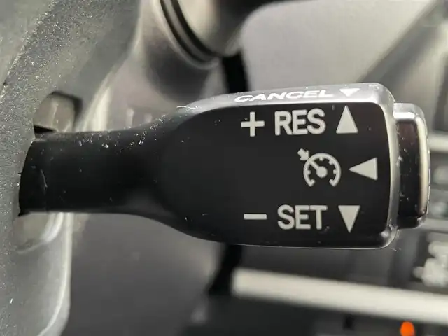 トヨタ ヴォクシー ZS 煌Ⅱ 滋賀県 2019(平31)年 2.1万km ホワイトパールクリスタルシャイン 両側パワースライドドア/フリップダウンモニター/社外7インチナビ【AVIC-RQ902】/(AM/FM/CD/DVD/フルセグ/Bluetooth/USB)/前ドライブレコーダー/ETC/GPSレーダー探知機/バックカメラ/トヨタセーフティセンス/・踏み間違い防止アシスト/・ブレーキアシスト/・プリクラッシュブレーキアシスト/・ヒルスタート（坂道発進）アシスト/・前方衝突防止支援システム/・VDC（ビークルダイナミクスコントロール）/・レーンキープアシスト/・ASCD（オートスピードコントロール装置）/・ABS（アンチロックブレーキシステム）/電動格納ミラー/アイドリングストップ/本革巻きステアリング/ステアリングスイッチ/オートライト/オートハイビーム/LEDヘッドライト/フロントフォグ/フルオートエアコン/USB端子/プッシュスタート/スマートキー/純正フロアマット/純正ドアバイザー