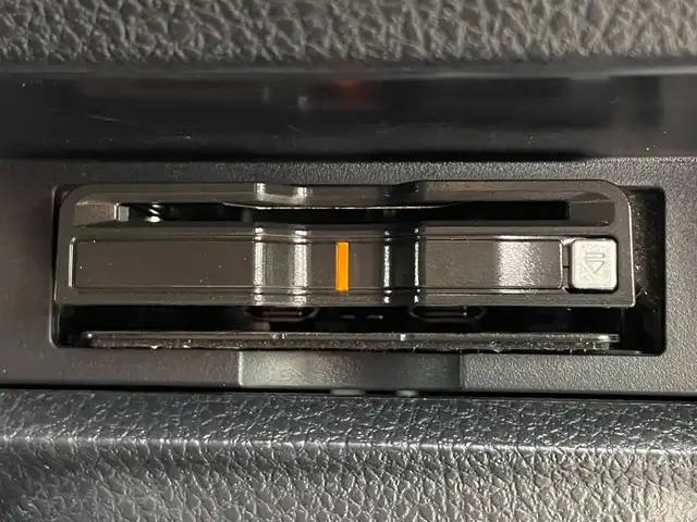 トヨタ ヴォクシー ZS 煌Ⅱ 滋賀県 2019(平31)年 2.1万km ホワイトパールクリスタルシャイン 両側パワースライドドア/フリップダウンモニター/社外7インチナビ【AVIC-RQ902】/(AM/FM/CD/DVD/フルセグ/Bluetooth/USB)/前ドライブレコーダー/ETC/GPSレーダー探知機/バックカメラ/トヨタセーフティセンス/・踏み間違い防止アシスト/・ブレーキアシスト/・プリクラッシュブレーキアシスト/・ヒルスタート（坂道発進）アシスト/・前方衝突防止支援システム/・VDC（ビークルダイナミクスコントロール）/・レーンキープアシスト/・ASCD（オートスピードコントロール装置）/・ABS（アンチロックブレーキシステム）/電動格納ミラー/アイドリングストップ/本革巻きステアリング/ステアリングスイッチ/オートライト/オートハイビーム/LEDヘッドライト/フロントフォグ/フルオートエアコン/USB端子/プッシュスタート/スマートキー/純正フロアマット/純正ドアバイザー