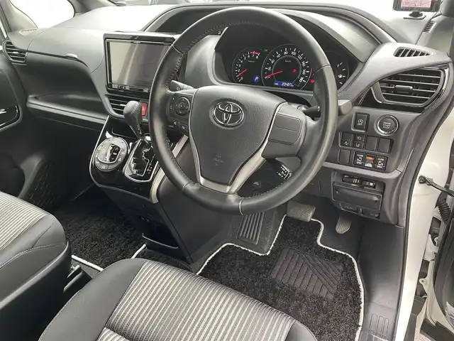 トヨタ ヴォクシー ZS 煌Ⅱ 滋賀県 2019(平31)年 2.1万km ホワイトパールクリスタルシャイン 両側パワースライドドア/フリップダウンモニター/社外7インチナビ【AVIC-RQ902】/(AM/FM/CD/DVD/フルセグ/Bluetooth/USB)/前ドライブレコーダー/ETC/GPSレーダー探知機/バックカメラ/トヨタセーフティセンス/・踏み間違い防止アシスト/・ブレーキアシスト/・プリクラッシュブレーキアシスト/・ヒルスタート（坂道発進）アシスト/・前方衝突防止支援システム/・VDC（ビークルダイナミクスコントロール）/・レーンキープアシスト/・ASCD（オートスピードコントロール装置）/・ABS（アンチロックブレーキシステム）/電動格納ミラー/アイドリングストップ/本革巻きステアリング/ステアリングスイッチ/オートライト/オートハイビーム/LEDヘッドライト/フロントフォグ/フルオートエアコン/USB端子/プッシュスタート/スマートキー/純正フロアマット/純正ドアバイザー