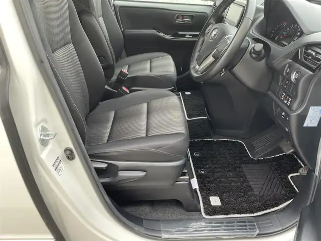 トヨタ ヴォクシー ZS 煌Ⅱ 滋賀県 2019(平31)年 2.1万km ホワイトパールクリスタルシャイン 両側パワースライドドア/フリップダウンモニター/社外7インチナビ【AVIC-RQ902】/(AM/FM/CD/DVD/フルセグ/Bluetooth/USB)/前ドライブレコーダー/ETC/GPSレーダー探知機/バックカメラ/トヨタセーフティセンス/・踏み間違い防止アシスト/・ブレーキアシスト/・プリクラッシュブレーキアシスト/・ヒルスタート（坂道発進）アシスト/・前方衝突防止支援システム/・VDC（ビークルダイナミクスコントロール）/・レーンキープアシスト/・ASCD（オートスピードコントロール装置）/・ABS（アンチロックブレーキシステム）/電動格納ミラー/アイドリングストップ/本革巻きステアリング/ステアリングスイッチ/オートライト/オートハイビーム/LEDヘッドライト/フロントフォグ/フルオートエアコン/USB端子/プッシュスタート/スマートキー/純正フロアマット/純正ドアバイザー