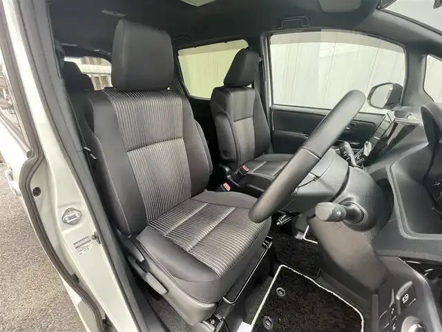 トヨタ ヴォクシー ZS 煌Ⅱ 滋賀県 2019(平31)年 2.1万km ホワイトパールクリスタルシャイン 両側パワースライドドア/フリップダウンモニター/社外7インチナビ【AVIC-RQ902】/(AM/FM/CD/DVD/フルセグ/Bluetooth/USB)/前ドライブレコーダー/ETC/GPSレーダー探知機/バックカメラ/トヨタセーフティセンス/・踏み間違い防止アシスト/・ブレーキアシスト/・プリクラッシュブレーキアシスト/・ヒルスタート（坂道発進）アシスト/・前方衝突防止支援システム/・VDC（ビークルダイナミクスコントロール）/・レーンキープアシスト/・ASCD（オートスピードコントロール装置）/・ABS（アンチロックブレーキシステム）/電動格納ミラー/アイドリングストップ/本革巻きステアリング/ステアリングスイッチ/オートライト/オートハイビーム/LEDヘッドライト/フロントフォグ/フルオートエアコン/USB端子/プッシュスタート/スマートキー/純正フロアマット/純正ドアバイザー