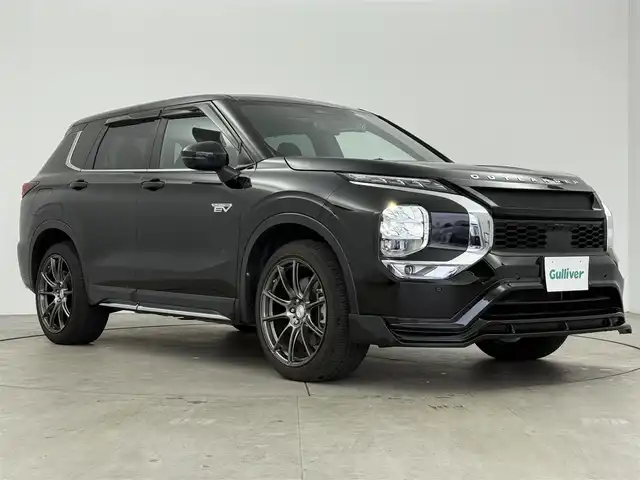 三菱 アウトランダー ＰＨＥＶ P 愛知県 2022(令4)年 3.4万km ブラックダイヤモンド 4WD/e-Assist/オートマチックハイビーム/衝突被害軽減ブレーキ/車線逸脱警報システム/ふらつき警報/BSW/マイパイロット/レーダークルーズコントロール/車線維持支援機能/純正12.3インチナビ/フルセグTV/Bluetooth/BOSEサウンド/マルチアラウンドモニター/ドライブレコーダー/ビルトインETC2.0/革巻きステアリング/ステアリングリモコン/パドルシフト/レザーシート/前席シートヒーター/前席パワーシート/AC100V/パワーバックドア/純正LEDヘッドライト/フォグランプ/社外フロントスポイラー/社外20インチアルミホイール/取扱説明書/スペアキー
