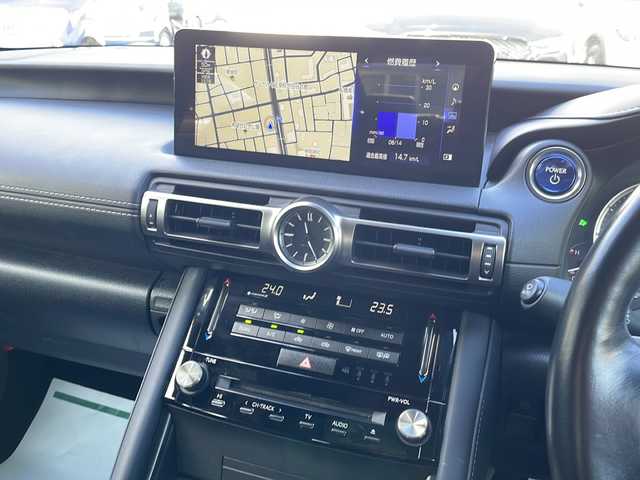 レクサス ＩＳ 300h バージョンL 東京都 2020(令2)年 4.2万km ソニックチタニウム 新車時保証書 /取扱説明書　ナビ説明書/Lexus Ssfety System +/レーントレーシングアシスト/プリクラッシュセーフティー/レーダークルーズコントロール/オートマチックハイビーム/BSM　PKSB/純正メーカーSDナビ/フルセグTV/SD/CD/DVD/Blu-ray/SDREC/BT//USB/AUX/AppleCarplay/バックカメラ　ビルトインETC【2.0】/ドライブレコーダー【前後】/レザーシート/シートヒーター/ベンチレーター/フロントパワーシート【運転席メモリー付】/LEDヘッドライト/スマートキー×2/スマートカードキー×1/クリアランスソナー/サイド/カーテン/ニーエアバック/パドルシフト付ウッドコンビハンドル/19インチアルミ