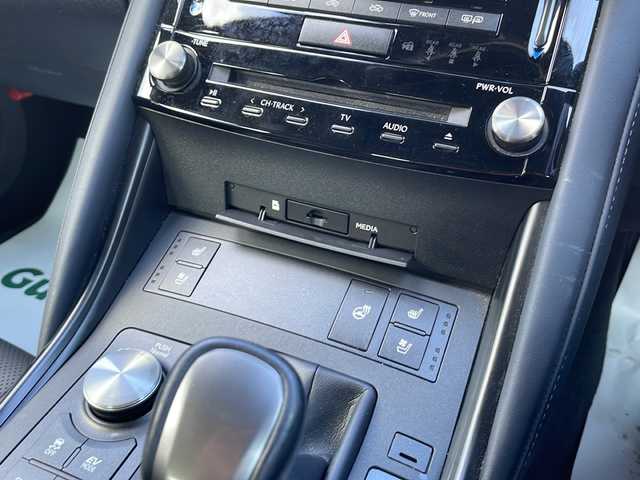 レクサス ＩＳ 300h バージョンL 東京都 2020(令2)年 4.2万km ソニックチタニウム 新車時保証書 /取扱説明書　ナビ説明書/Lexus Ssfety System +/レーントレーシングアシスト/プリクラッシュセーフティー/レーダークルーズコントロール/オートマチックハイビーム/BSM　PKSB/純正メーカーSDナビ/フルセグTV/SD/CD/DVD/Blu-ray/SDREC/BT//USB/AUX/AppleCarplay/バックカメラ　ビルトインETC【2.0】/ドライブレコーダー【前後】/レザーシート/シートヒーター/ベンチレーター/フロントパワーシート【運転席メモリー付】/LEDヘッドライト/スマートキー×2/スマートカードキー×1/クリアランスソナー/サイド/カーテン/ニーエアバック/パドルシフト付ウッドコンビハンドル/19インチアルミ