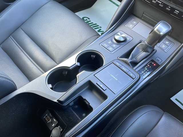 レクサス ＩＳ 300h バージョンL 東京都 2020(令2)年 4.2万km ソニックチタニウム 新車時保証書 /取扱説明書　ナビ説明書/Lexus Ssfety System +/レーントレーシングアシスト/プリクラッシュセーフティー/レーダークルーズコントロール/オートマチックハイビーム/BSM　PKSB/純正メーカーSDナビ/フルセグTV/SD/CD/DVD/Blu-ray/SDREC/BT//USB/AUX/AppleCarplay/バックカメラ　ビルトインETC【2.0】/ドライブレコーダー【前後】/レザーシート/シートヒーター/ベンチレーター/フロントパワーシート【運転席メモリー付】/LEDヘッドライト/スマートキー×2/スマートカードキー×1/クリアランスソナー/サイド/カーテン/ニーエアバック/パドルシフト付ウッドコンビハンドル/19インチアルミ