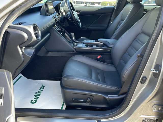 レクサス ＩＳ 300h バージョンL 東京都 2020(令2)年 4.2万km ソニックチタニウム 新車時保証書 /取扱説明書　ナビ説明書/Lexus Ssfety System +/レーントレーシングアシスト/プリクラッシュセーフティー/レーダークルーズコントロール/オートマチックハイビーム/BSM　PKSB/純正メーカーSDナビ/フルセグTV/SD/CD/DVD/Blu-ray/SDREC/BT//USB/AUX/AppleCarplay/バックカメラ　ビルトインETC【2.0】/ドライブレコーダー【前後】/レザーシート/シートヒーター/ベンチレーター/フロントパワーシート【運転席メモリー付】/LEDヘッドライト/スマートキー×2/スマートカードキー×1/クリアランスソナー/サイド/カーテン/ニーエアバック/パドルシフト付ウッドコンビハンドル/19インチアルミ