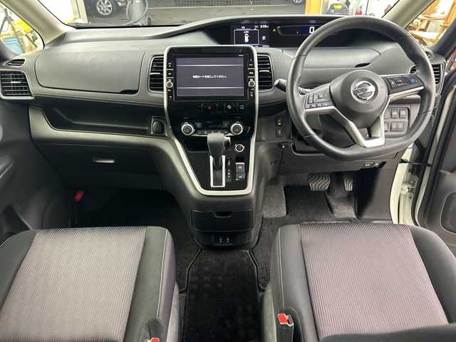 日産 セレナ ハイウェイスター 鹿児島県 2016(平28)年 7.3万km ブリリアントホワイトパール 純正SDナビ/(BT/CD/DVD/AM/FM/フルセグTV)/純正9インチフリップダウンモニター/アラウンドビューモニター/両側パワースライドドア/エマージェンシーブレーキ/バックカメラ/前後ドライブレコーダー/アイドリングストップ/前後コーナーセンサー/パーキングアシスト/ウォークスルー/電動パーキングブレーキ/オートホールド/革巻きステアリング/ステアリングスイッチ/TVキャンセラー/レーンキープアシスト/純正16インチアルミホイール/純正フロアマット/純正LEDヘッドライト/保証書/取扱説明書