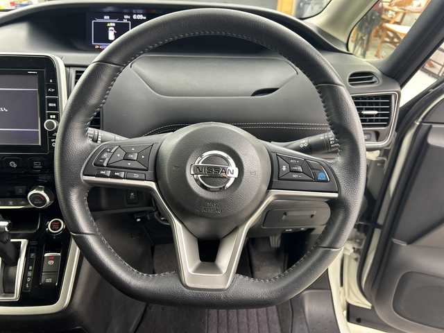 日産 セレナ ハイウェイスター 鹿児島県 2016(平28)年 7.3万km ブリリアントホワイトパール 純正SDナビ/(BT/CD/DVD/AM/FM/フルセグTV)/純正9インチフリップダウンモニター/アラウンドビューモニター/両側パワースライドドア/エマージェンシーブレーキ/バックカメラ/前後ドライブレコーダー/アイドリングストップ/前後コーナーセンサー/パーキングアシスト/ウォークスルー/電動パーキングブレーキ/オートホールド/革巻きステアリング/ステアリングスイッチ/TVキャンセラー/レーンキープアシスト/純正16インチアルミホイール/純正フロアマット/純正LEDヘッドライト/保証書/取扱説明書