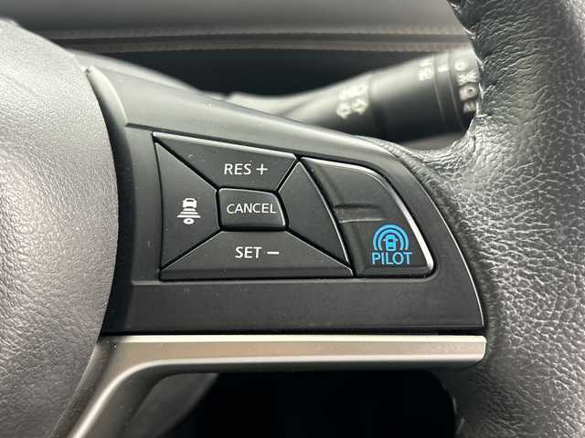 日産 セレナ ハイウェイスター 鹿児島県 2016(平28)年 7.3万km ブリリアントホワイトパール 純正SDナビ/(BT/CD/DVD/AM/FM/フルセグTV)/純正9インチフリップダウンモニター/アラウンドビューモニター/両側パワースライドドア/エマージェンシーブレーキ/バックカメラ/前後ドライブレコーダー/アイドリングストップ/前後コーナーセンサー/パーキングアシスト/ウォークスルー/電動パーキングブレーキ/オートホールド/革巻きステアリング/ステアリングスイッチ/TVキャンセラー/レーンキープアシスト/純正16インチアルミホイール/純正フロアマット/純正LEDヘッドライト/保証書/取扱説明書